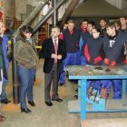 El alcalde y algunos concejales visitan a los alumnos, profesores y a la directora del programa.