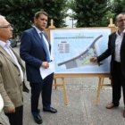 Riesco habló ayer del puerto seco de Toral al presentar las obras de la plaza de España.