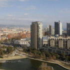 Las dos caras de Barcelona en el distrito de Sant Martí. Diagonal Mar, en primer plano, a la derecha. Al fondo, el Besòs.