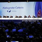 Aleksander Ceferin (en la pantalla), pronuncia su discurso durante el congreso extraordinario de la UEFA.