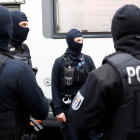 Policías alemanes, durante una intervención en la mezquita As-Sahaba, en Berlín