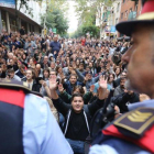Los Mossos ante las personas que se hallan frente a la escuela Tabor, de Barcelona.
