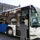 Uno de los autobuses que une León con San Andrés.