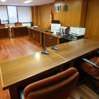 Interior de una sala de vistas en los juzgados de Primera Instancia e Instrucción de Ponferrada. LDM