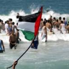 Decenas de palestinos se lanzaron al mar para celebrar la retirada israelí