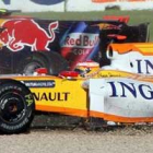 El piloto español Fernando Alonso (Renault), choca tras el inicio del Gran Premio de Australia.
