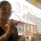 Una camarera anota los precios en euros en un bar de Bratislava, Eslovaquia.