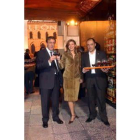 El presidente de la Diputación, la concejala de Turismo y el presidente de los Sumilleres, en Fitur