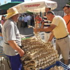 Algunos de los participantes en la feria, en la que los protagonistas fueron los ajos blancos y morados .