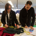 Dos trabajadores autónomos en su taller de ropa.