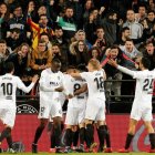 Los jugadores del Valencia celebran el gol de Gonçalo Guedes. KAI FÖRSTERLING