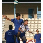 Nacho Fernández disputa un balón aéreo con Pablo Negro en El Toralín