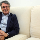 El escritor leonés Andrés Trapiello posa en el salón de su casa de Madrid. Trapiello ha creado un sello editorial nuevo con sus hijos Guillermo y Rafael y con su mujer, Miriam Moreno Aguirre.