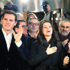 Inés Arrimadas (d), y el presidente de Ciudadanos, Albert Rivera (i), a la salida del hotel de Barcelona, para dirigirse al escenario donde celebrarán su victoria en la jornada del 21D.