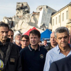 El primer ministro italiano, Giuseppe Conte, visita la zona del siniestro, este martes.