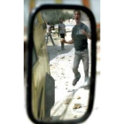 Un espejo retrovisor refleja a jóvenes palestinos de la Intifada