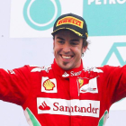 El piloto español de Fórmula 1 Fernando Alonso, de la escudería Ferrari, celebra su victoria en el Gran Premio de Malasia, celebrado en el circuito de Sepang, en Kuala Lumpur.
