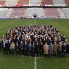 Imagen de familia de los directivos de Asturias y León en el césped de El Molinón