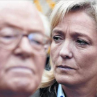 Marine Le Pen escucha a su padre mientras este pronuncia un discurso, en el 2007.
