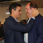 Miquel Iceta felicitado por Pedro Sánchez, en una imagen de archivo.