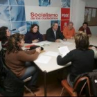 El secretario general del PSOE comarcal, Antonio Canedo, en el centro, coordinó la reunión de ayer