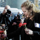 Pilar Manjón, presidenta de la Asociación 11-M, coloca unas flores durante el acto celebrado en el monumento a las víctimas en el exterior de la estación de Atocha, en el undécimo aniversario de los atentados de Madrid del 11-M.