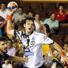 El pivote del Abanca Ademar Gonzalo Carou, durante el partido contra Logroño disputado en el Palacio. MARCIANO PÉREZ