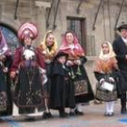 Los ganadores del certamen posaron para una foto de recuerdo en la plaza Mayor