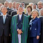 El presidente afgano, Karzai, en el centro, posa entre el secretario de Naciones Unidas Ban Ki-Moon