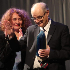 Vicente Fernández recibió el premio de manos de la alcaldesa, Gloria Fernández Merayo. L. DE LA MATA