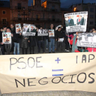 Los manifestantes desplegaron una pancarta y mostraron carteles contra el pacto.