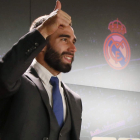 Carvajal levanta el pulgar después de firmar su nuevo contrato con el Madrid. FERNANDO ALVARADO