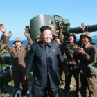 El líder de Corea del Norte, Kim Jong-un, rodeado de militares, en una imagen difundida este domingo.