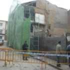 El edificio del número 37 de la calle Serranos comenzó ayer a ser derribado de forma definitiva