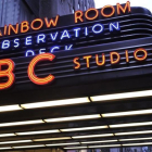 El logotipo de la cadena NBC en uno de sus estudios de Nueva York.