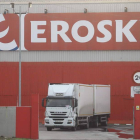 Un camión sale de la planta berciana de Eroski.