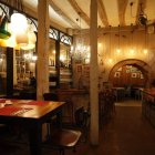 El Foodie Burger Gourmet & Gin Club se encuentra en la Plaza Mayor 19. Abre sus puertas los siete días de la semana de 12.00 a 16.00 y de 20.00 a 2.00 de la madrugada.