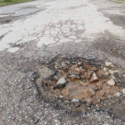 El vial central de Compostilla está cuajado de baches.