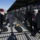 Traslado de pasajeros a los autocares a su llegada a León.