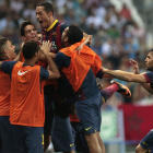 Adriano, en el centro, celebra con sus compañeros su gol que supuso el triunfo azulgrana.