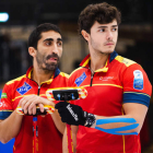 El jugador leonés Eduardo de Paz, a la derecha. WORLD CURLING FEDERATION