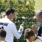 Cristiano Ronaldo (2º i) conversa con José Mourinho (2º d), durante el entrenamiento del Real Madrid
