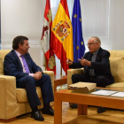 Nicolás Castellanos (d) se entrevistó ayer con el consejero de Presidencia, Luis Miguel González. DL
