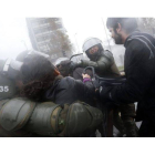 La Policía detiene a dos manifestantes durante la marcha de estudiantes en Chile.