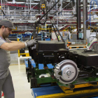 Dos jóvenes trabajadores en una cadena de montaje; la ley de estímulo busca fomentar la creación de empresas.