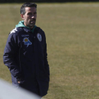 Chuchi Jorqués, entrenador del equipo maragato, durante un partido. FERNANDO OTERO