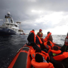 El buque Golfo Azzurro de la ONG Proactiva Open Arms rescata a 112 inmigrantes a bordo de una balsa a la deriva frente a la costa de Libia.