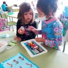 Dos alumnas del Colegio Rural Agrupado de Trobajo del Cerecedo, durante un taller. DL