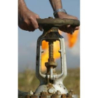 Un trabajador iraqui cierra una válvula en el campo de petróleo de Shirawa