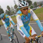 Contador, líder del Tour de Francia, y el resto de los miembros de Astana entrenando ayer.